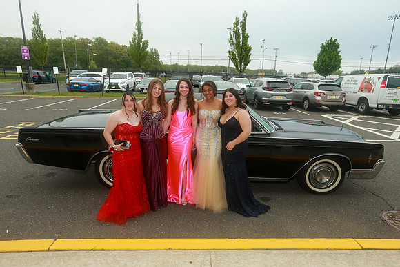MON-Jr-Prom-candids_59