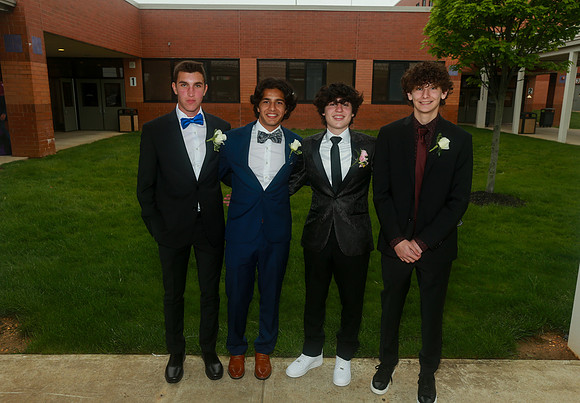 MON-Jr-Prom-candids_31