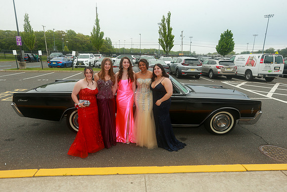 MON-Jr-Prom-candids_58