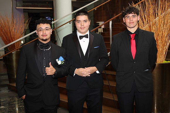 SVL_jr-sr_prom_candids_008