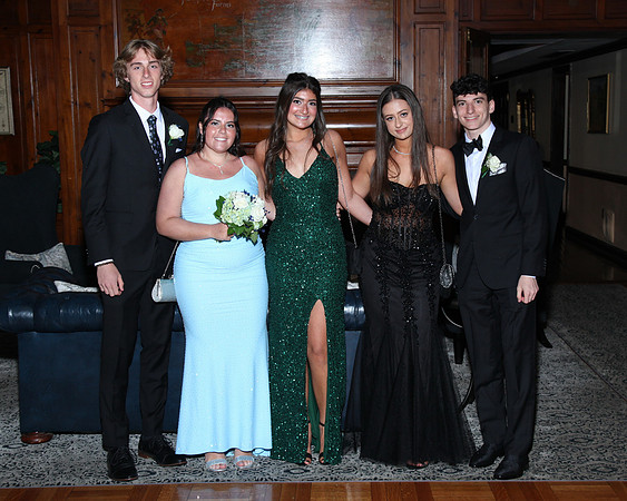 FTH_jr_prom_arriving_037