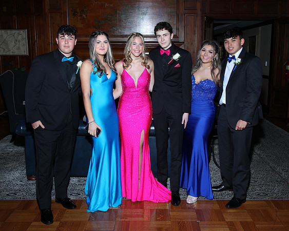 FTH_jr_prom_arriving_040