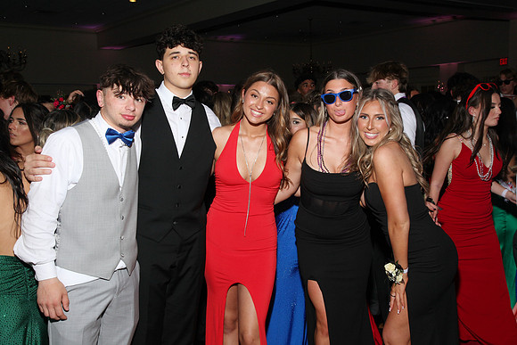 FTH_jr_prom_dancing+tables_155