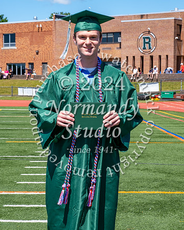 RDG_holding_diplomas_525