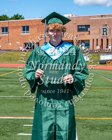 RDG_holding_diplomas_498