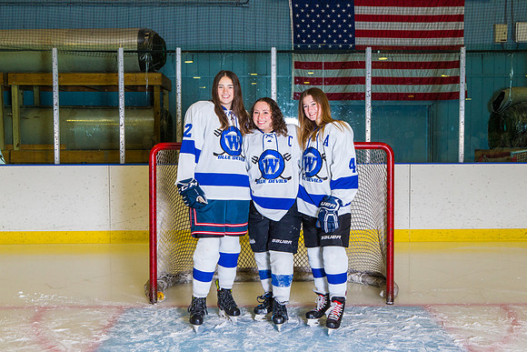2021-22-WHS Girls Varsity Hockey_1DWP7914-Captains