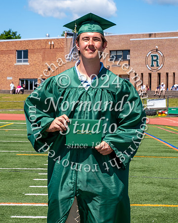 RDG_holding_diplomas_522