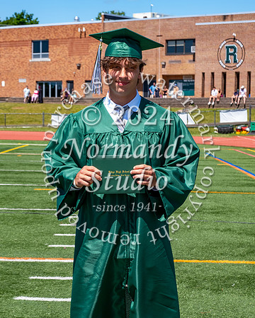 RDG_holding_diplomas_521