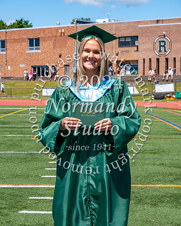 RDG_holding_diplomas_512