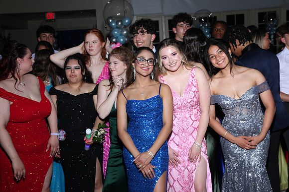 FTH_prom_court_399
