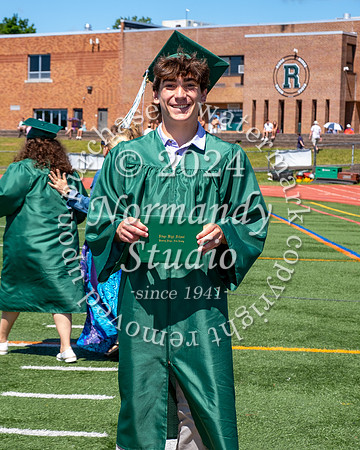 RDG_holding_diplomas_490